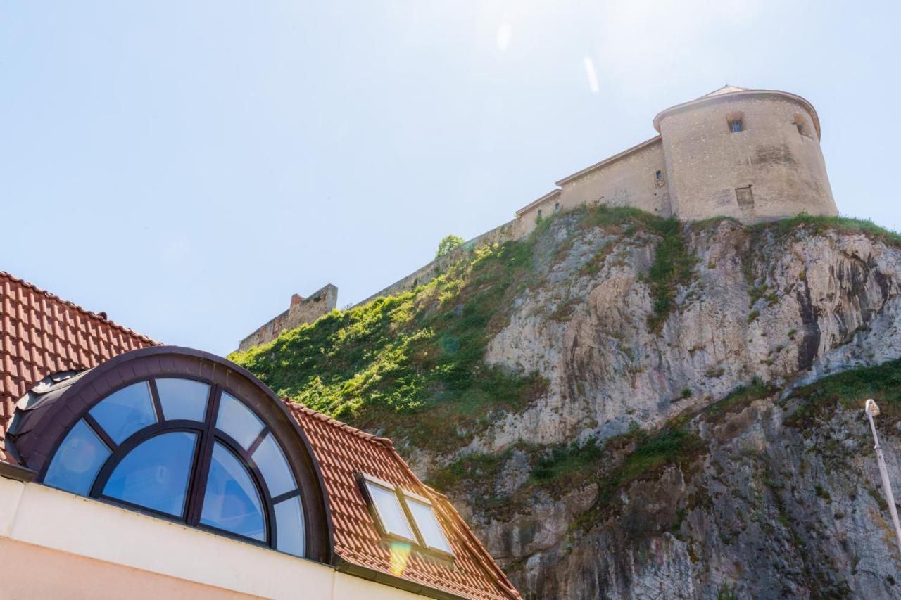 Lovely 4-Bedroom Flat In Historical Center With Stunning View Trenčín Eksteriør billede
